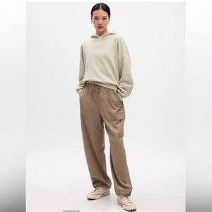 GapFit Parachute Cargo Runaround Pants Large NWOT
Sherwood Fores